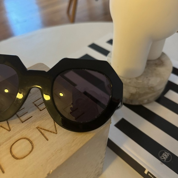 VINTAGE FRENCH BLACK FRAME SUNGLASSES - Picture 4 of 10